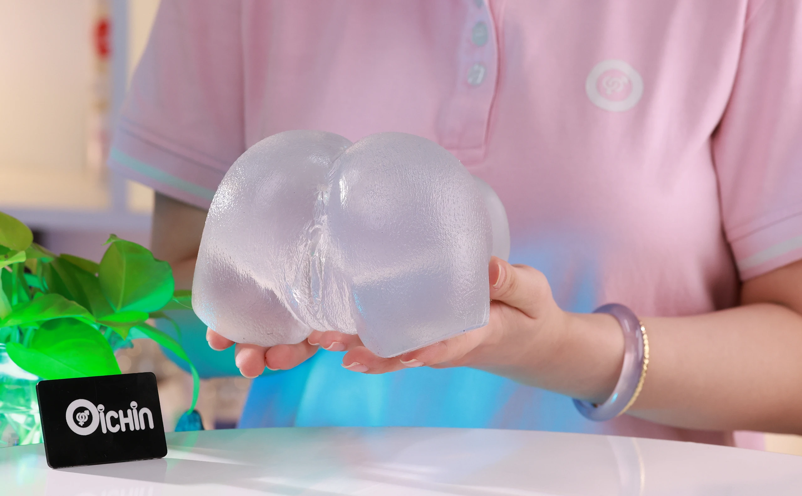Mông giả trong suốt Mizzzee được chụp thực tế bởi Oichin