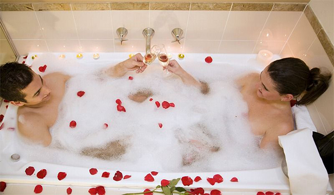 Đàn ông rất thích cùng bạn tình của mình đi tắm sau khi quan hệ xong