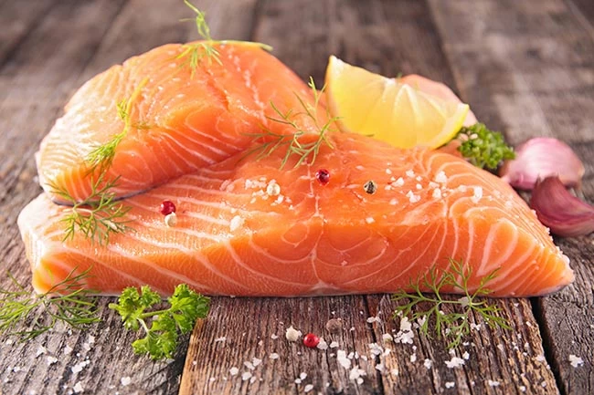 Cá hồi rất giàu Omega 3 – một loại chất béo rất tốt cho trí não và tuần hoàn máu