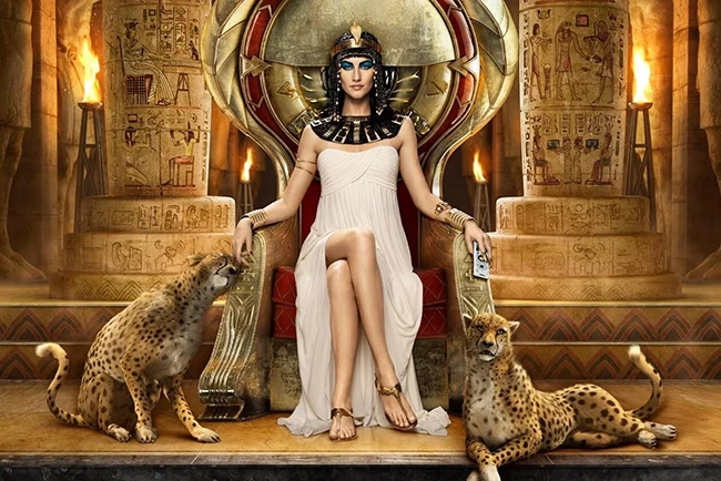  Nữ hoàng Cleopatra dùng một quả bầu rỗng chứa đầy ong còn sống bên trong tạo nên sự rung động 
