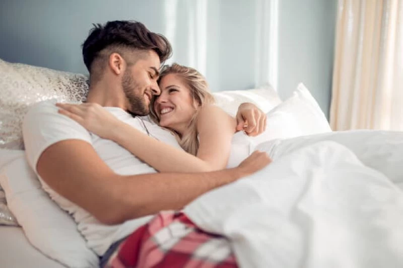 Nói chuyện trước khi anal giúp cả hai có tâm lý thoải mái và sự đồng thuận