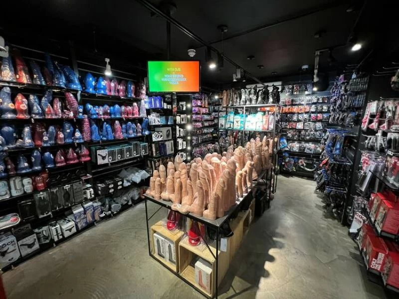 Kệ trưng bày sản phẩm trong shop người lớn hiện đại
