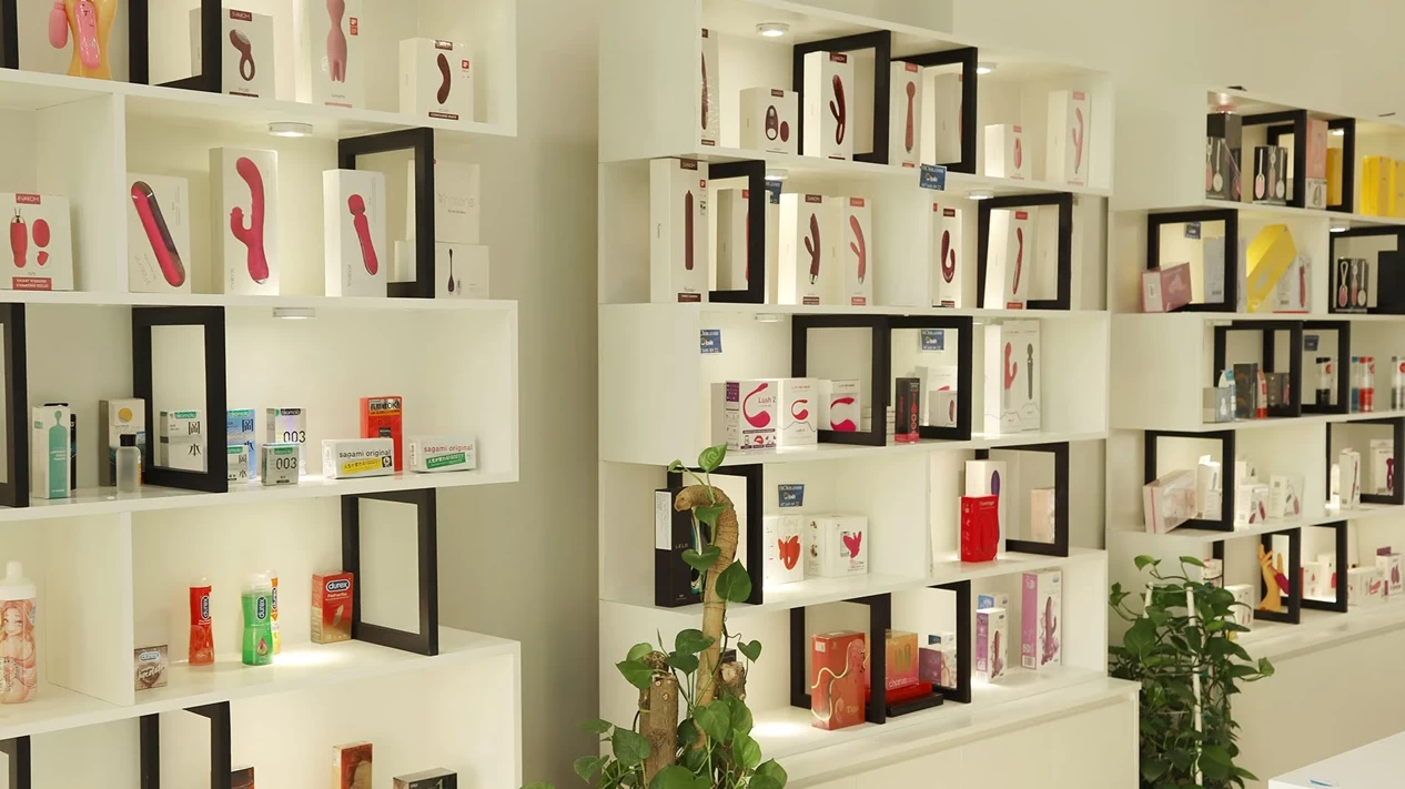 Lần đầu vào adult shop: Có nên ngại không?