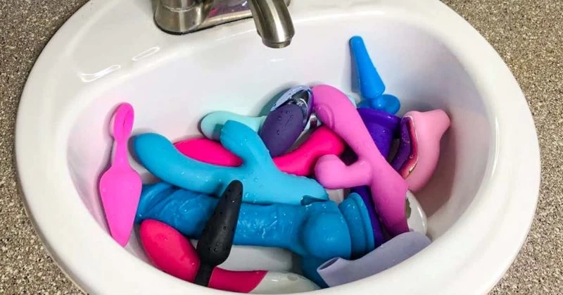 Vệ sinh sextoy trước và sau khi “lâm trận” để tránh viêm nhiễm vùng kín