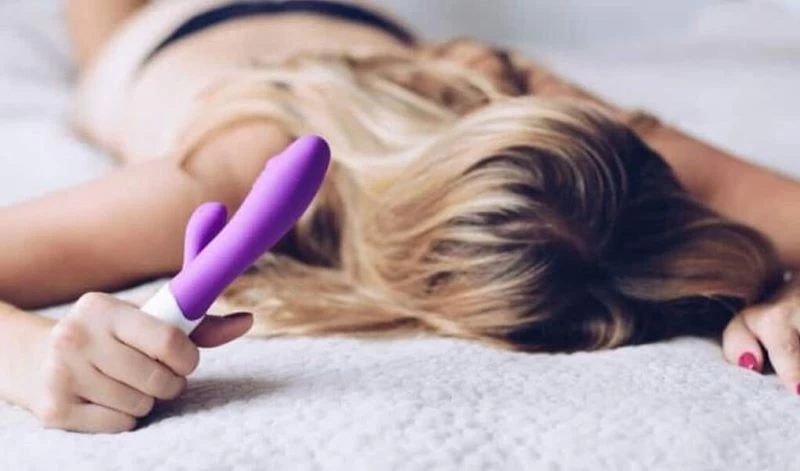 Nắm bắt ngay mẹo dùng dildos cho người mới, đừng ham to mà rước đau nhé
