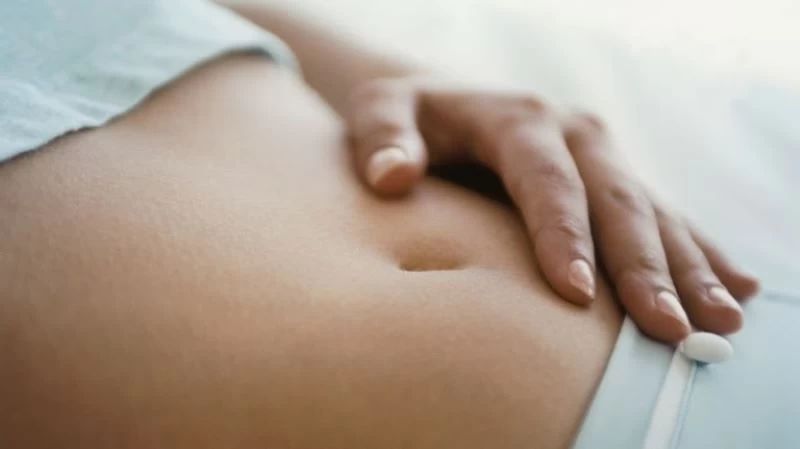 Chạm nhẹ vùng bụng dưới để kích thích đúng khu nhạy cảm trên cơ thể chàng
