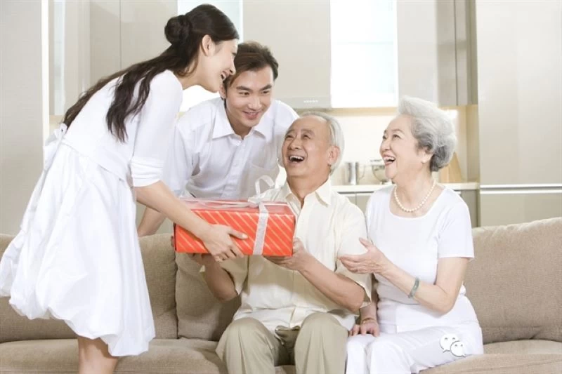 Cặp đôi vui vẻ ra mắt gia đình hai bên