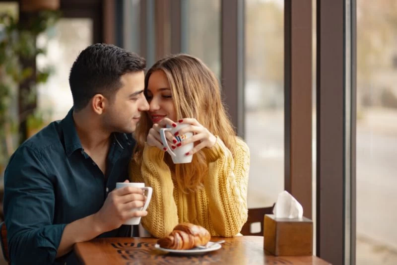Cặp đôi nhìn nhau âu yếm và tin tưởng tuyệt đối về nhau 