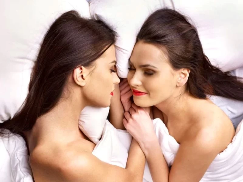 Hai cô nàng ôm nhau say đắm sau cuộc “yêu”