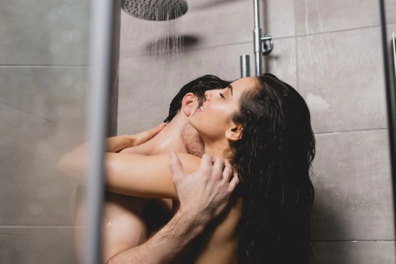 Cặp đôi yêu nhau dưới vòi sen ướt át
