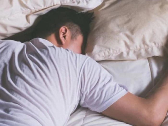 Người đàn ông nằm bất động trên giường sau khi quan hệ tình dục