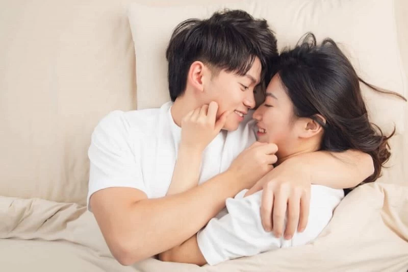 Cặp đôi thư giãn, trò chuyện trước khi quan hệ trong không gian lãng mạn