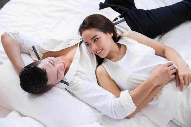 Cặp đôi trò chuyện thân mật để chuẩn bị cho cuộc yêu an toàn