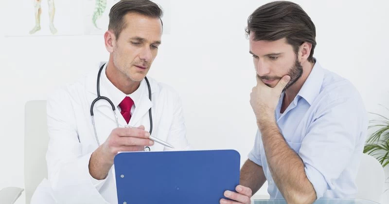 Nam giới trao đổi với bác sĩ chuyên khoa nam học
