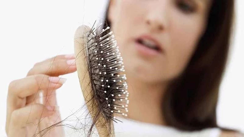 Tóc rụng nhiều là dấu hiệu suy giảm nội tiết tố đột ngột