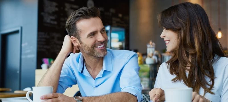 Cô gái mỉm cười đáp lại ánh mắt của chàng trai thầm thích mình từ lâu