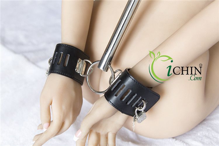 Còng tay Xích cổ có cây giữ cố định