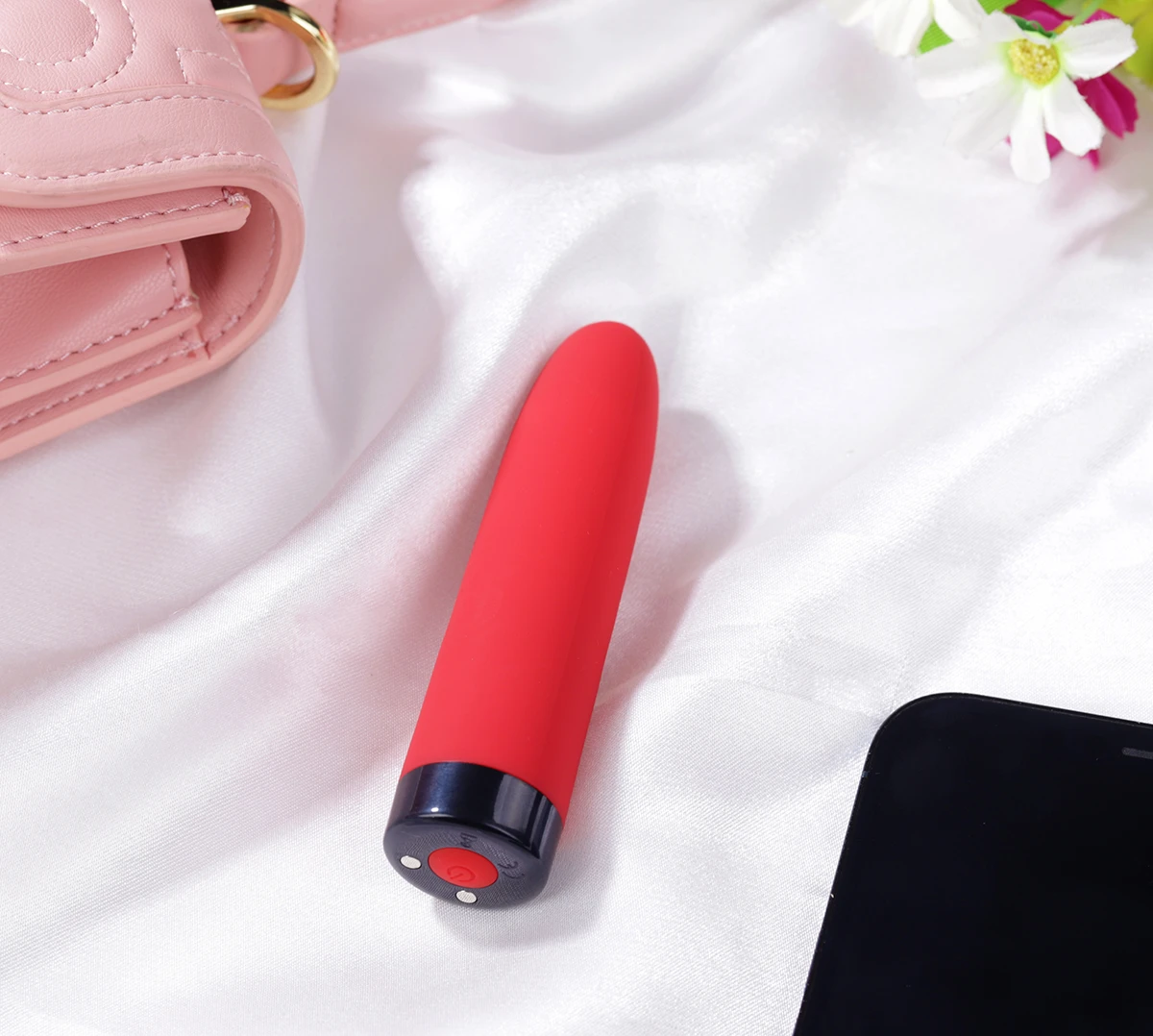 Máy massage vùng kín Awaken được làm từ silicone mềm mịn 